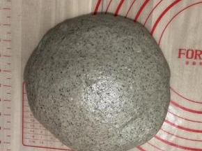 把面团揉圆用保鲜袋盖住松弛20分钟