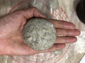 像捏包子一个包好，收口朝下