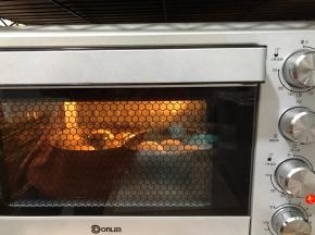 送进烤箱上火150度下火160度烤18分钟
出炉移至烤网晾凉