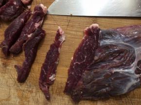 肉买回来切成自己喜欢的大小，要顺着纹路切,所谓说横切牛羊坚切猪