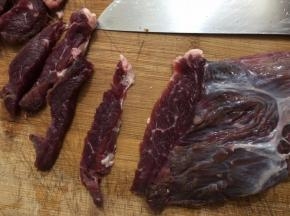 肉买回来切成自己喜欢的大小，要顺着纹路切,所谓说横切牛羊坚切猪
