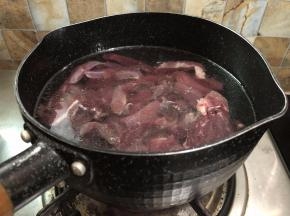 切好的牛肉装泡在水中，多泡两次，泡去血水，冷水下锅用小火煮开，煮去血水