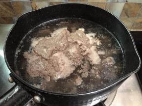 煮至水中有浮出的血沫，这样子就可以离火，用冷水冲洗干净，冲洗去浮沫
