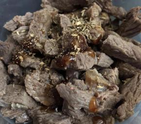 冲洗好的牛肉用2勺生抽2勺生蚝少许芝麻油和孜然粒腌制2小时，
有时间的话可以放冰箱冷藏过夜