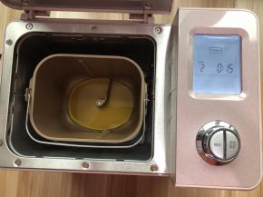 倒入适量的菜籽油或花生油进面包机桶内