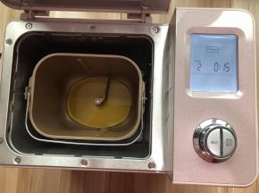 倒入适量的菜籽油或花生油进面包机桶内