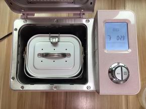 盖上面包机桶内盖，启动翻炒干果模式