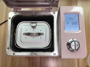 盖上面包机桶内盖，启动翻炒干果模式