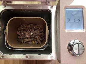 把腌制好的牛肉倒面包机内，启动烘烤模式15分钟