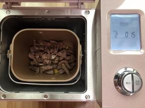 把腌制好的牛肉倒面包机内，启动烘烤模式15分钟