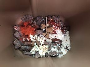 把所有配料都倒进面包机内
