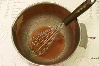 即溶咖啡粉冲入沸水，拌匀放至温热，加入玉米油，搅拌至乳化