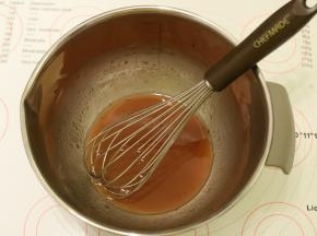 即溶咖啡粉冲入沸水，拌匀放至温热，加入玉米油，搅拌至乳化