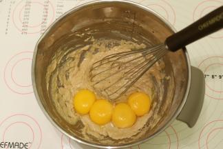 磕入鸡蛋，拌成顺滑的蛋黄糊