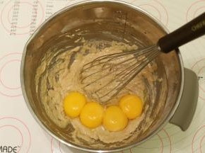 磕入鸡蛋，拌成顺滑的蛋黄糊