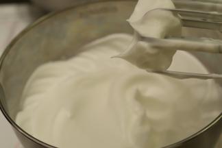 蛋清滴入几滴柠檬汁，分三次将细砂糖加入蛋清内，打发干性状态，小而短的尖角