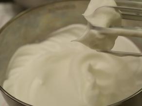 蛋清滴入几滴柠檬汁，分三次将细砂糖加入蛋清内，打发干性状态，小而短的尖角