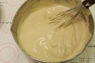 蛋黄糊分次加入蛋清内，上下翻拌均匀