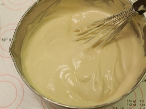 蛋黄糊分次加入蛋清内，上下翻拌均匀