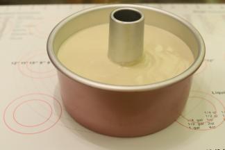 将拌好的蛋糕糊倒入7寸的中空戚风模，轻震几下去气泡