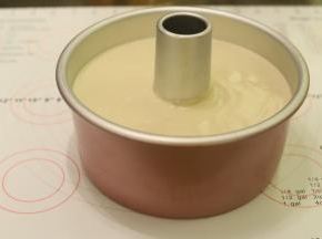 将拌好的蛋糕糊倒入7寸的中空戚风模，轻震几下去气泡