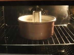 烤箱预热130度，上下火中下层25分钟，再调170度，25分钟