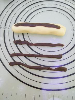 将桃山皮和馅分别倒在硅胶垫上，用手揉匀。可以用一种皮料，也可以用两种以上的皮料搭配。