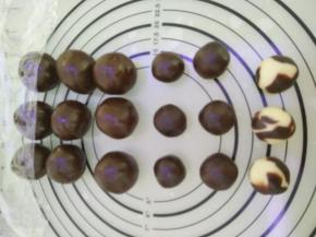 皮15克 馅35克，分割好后揉圆，盖保鲜膜备用。