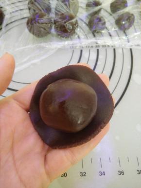 把馅料放上去，皮要比馅大一圈。