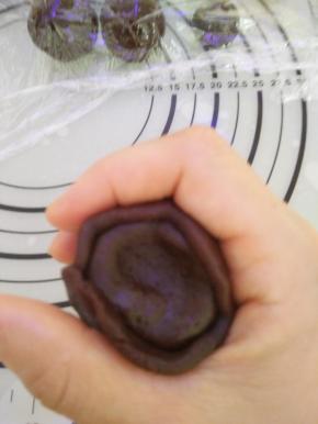 左手托住面团，用右手虎口从底部向上慢慢收拢。