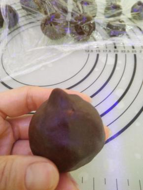 收口捏合，留一个小尖角。把剩余的全部包好，记得全程盖保鲜膜。此时上火180度下火160度预热烤箱。