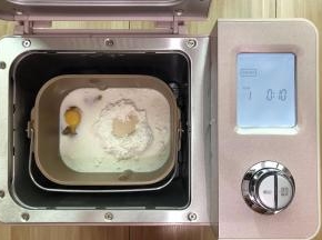 所有材料都称好，除了黄油，其它所有的材料都投进面包机启动和面
功能先选择10分钟，然后看一下状，这时我又增加了10分钟，总共揉了2次