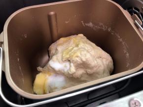 这时可把黄油投进面包机内继续揉面