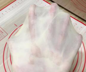 揉至完成扩展，可拉出薄而有韧性的手套膜