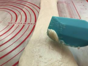 再次擀开，翻面，抹上沙拉酱