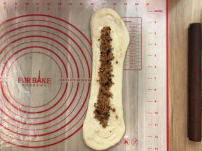 再码上适量的肉松，自上往下卷起