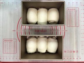 卷好的面团码在模具内