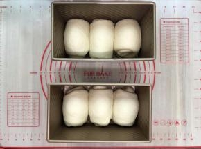 卷好的面团码在模具内