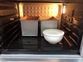 放进烤箱发酵至8—9分满，手指粘面粉在面团上轻摁表面可缓慢回弹