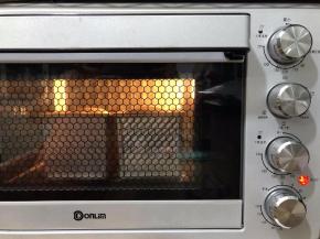 放入预热好的烤箱，下层，上火150度下火170度，烘烤35分钟，顶部上色
要及时盖锡纸