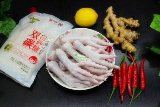 准备食材：鸡爪、红辣椒、双碳白砂糖、生姜、柠檬、泡椒水、香醋、生抽、香菜、大蒜、葱白、盐、八角、陈皮