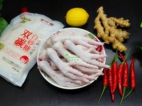 准备食材：鸡爪、红辣椒、双碳白砂糖、生姜、柠檬、泡椒水、香醋、生抽、香菜、大蒜、葱白、盐、八角、陈皮