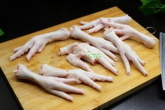 鸡爪室温内解冻，洗净，去指甲，大个的鸡爪斩断，分3个，这样比较入味，整个鸡爪入味会比较慢。