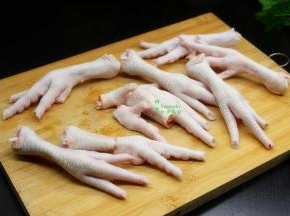 鸡爪室温内解冻，洗净，去指甲，大个的鸡爪斩断，分3个，这样比较入味，整个鸡爪入味会比较慢。