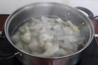 清水煮沸，放2片生姜，1块陈皮，然后放入鸡爪汆烫，捞出，增加这一步，鸡爪会很清香。