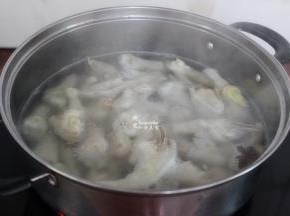清水煮沸，放2片生姜，1块陈皮，然后放入鸡爪汆烫，捞出，增加这一步，鸡爪会很清香。