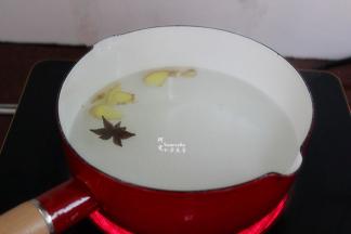 换一个锅，倒入适量地道清水，放生姜、八角，煮沸。