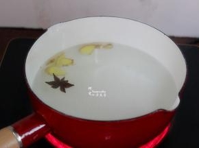 换一个锅，倒入适量地道清水，放生姜、八角，煮沸。