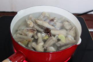 把汆烫好的鸡爪倒入，大火再次煮沸，中小火煮熟鸡爪。可以用筷子夹鸡爪，外皮不会破，用筷子戳，可以皮，这个时候鸡爪就好了。