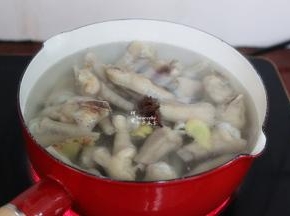把汆烫好的鸡爪倒入，大火再次煮沸，中小火煮熟鸡爪。可以用筷子夹鸡爪，外皮不会破，用筷子戳，可以皮，这个时候鸡爪就好了。